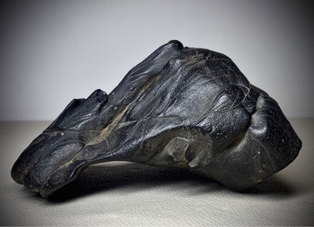 2239 紀州古谷石 銘『 兜 』ウブ   出世石 桐箱付 水石 骨董 盆石