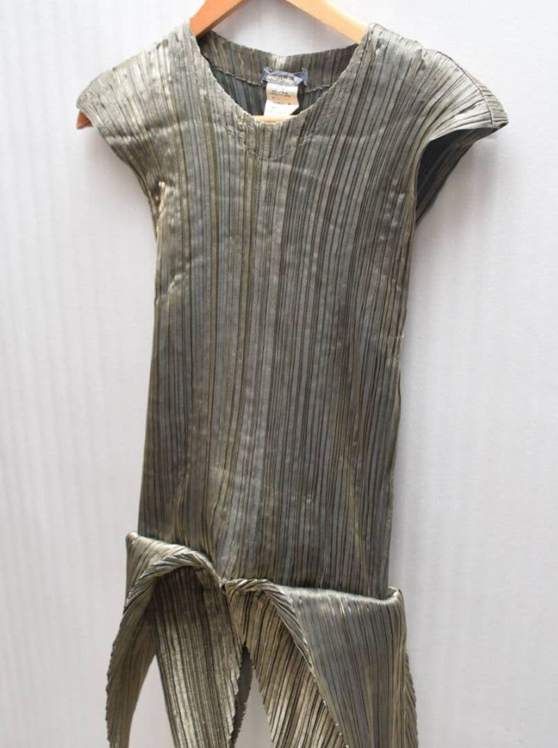 ISSEY MIYAKE イッセイミヤケ メタリックゴールド プリーツ シャツ