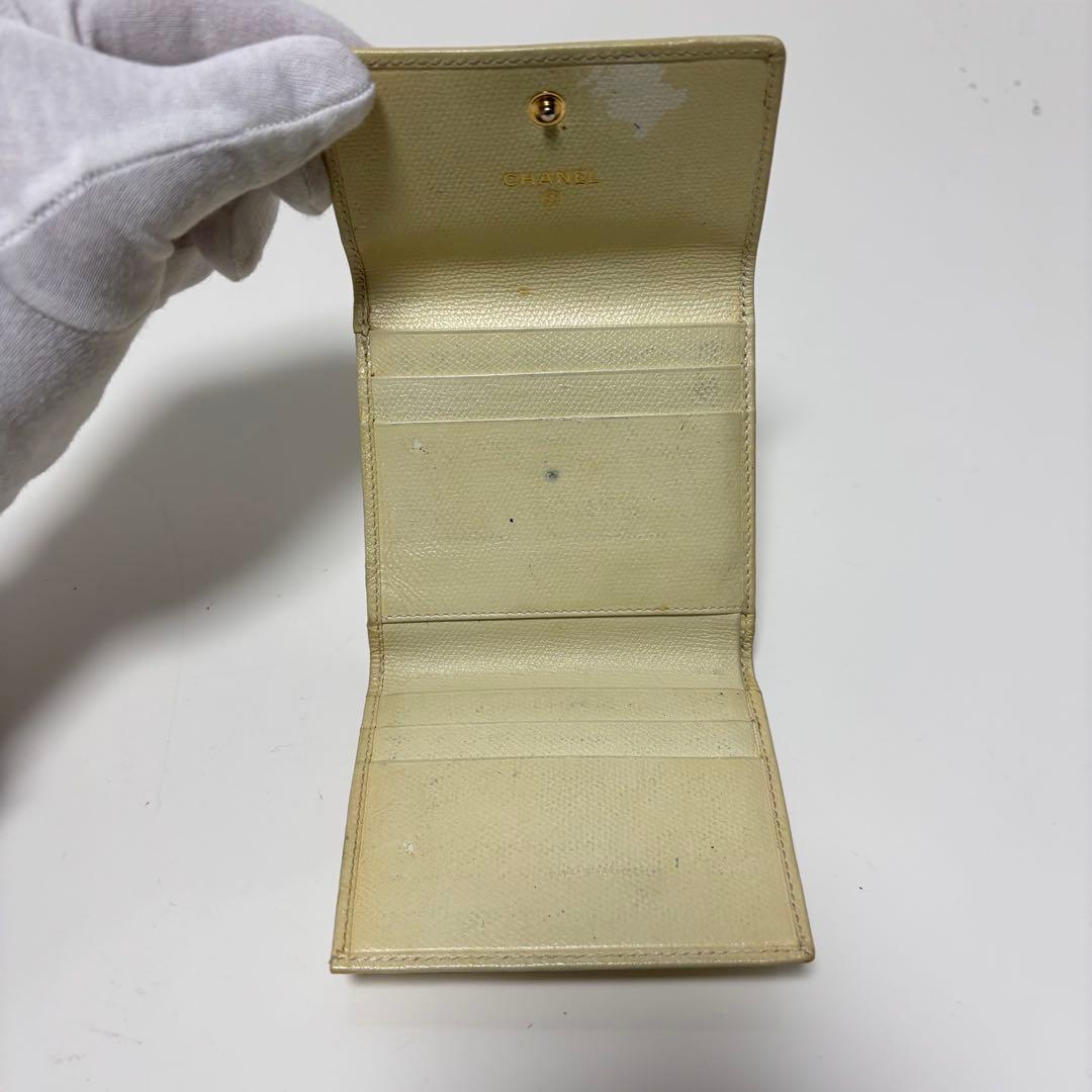 シャネル ボタンライン Wホック折財布 レザー オフホワイト