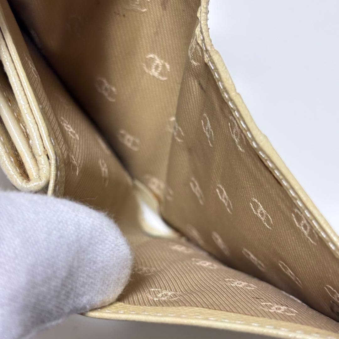 シャネル ボタンライン Wホック折財布 レザー オフホワイト