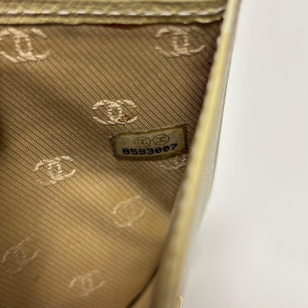 シャネル ボタンライン Wホック折財布 レザー オフホワイト
