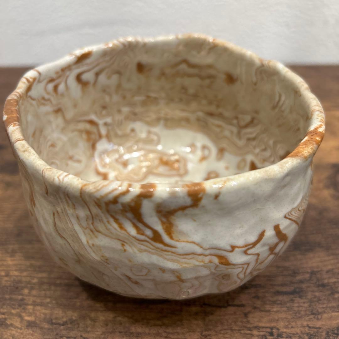マーブル模様の陶器製茶碗