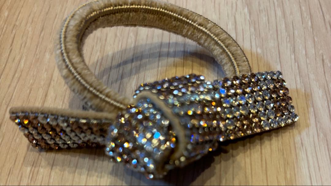 accaストーン付きリボン型ヘアゴム ゴールド新品未使用