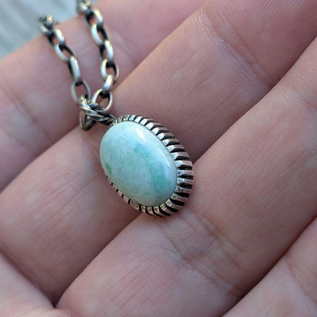 ハンドメイドの糸魚川翡翠トップ　インディアンジュエリー風　オールハンドメイド