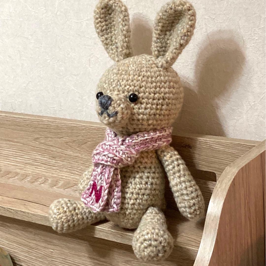 うさぎのあみぐるみ（イニシャルNのマフラー）