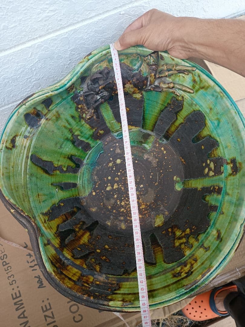 カニの装飾付き陶器製水鉢