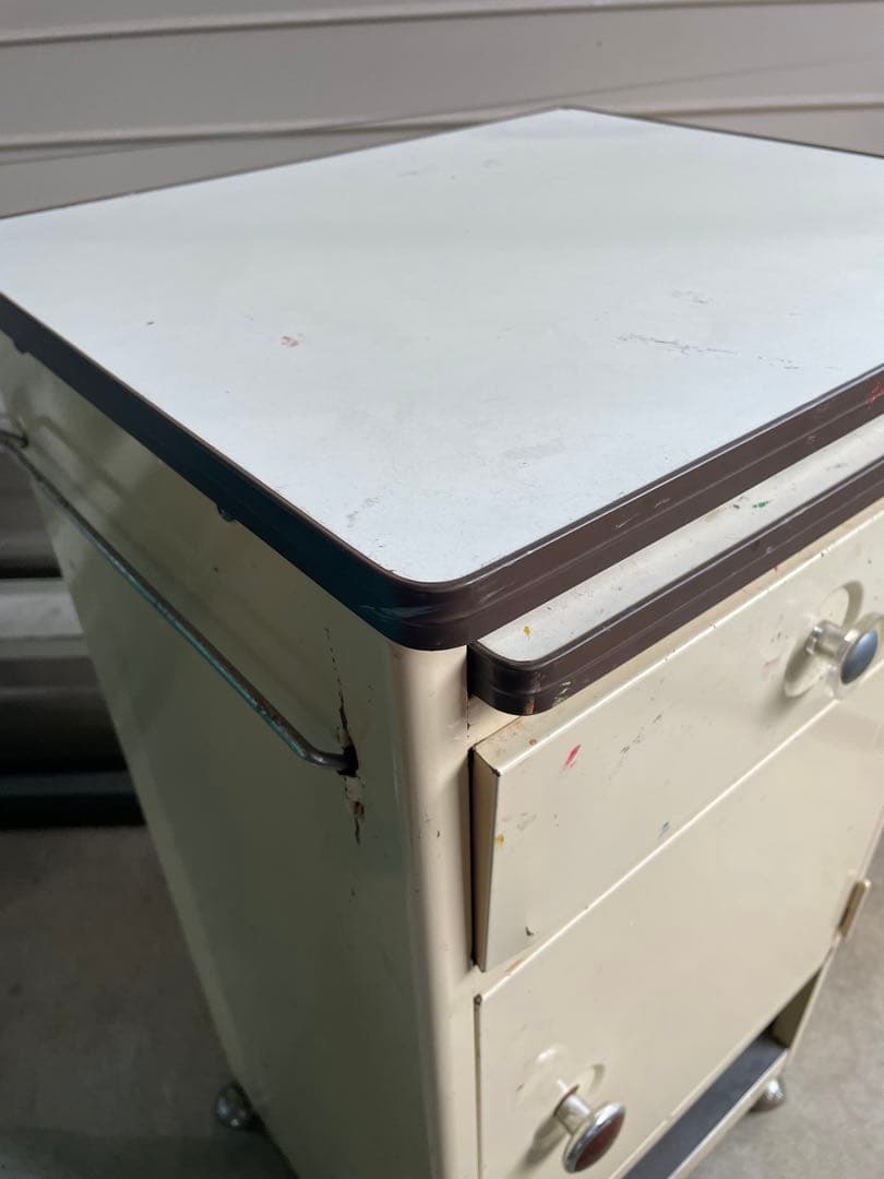 ビンテージ/スチール製/医療棚/収納棚/キャスター付き/ベロ付き/店舗什器