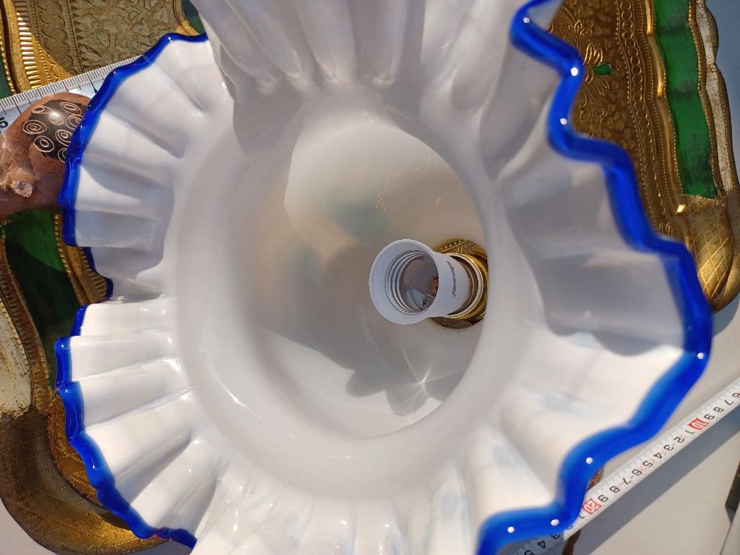 古いフリル色付きミルクホワイトガラスのペンダントライト