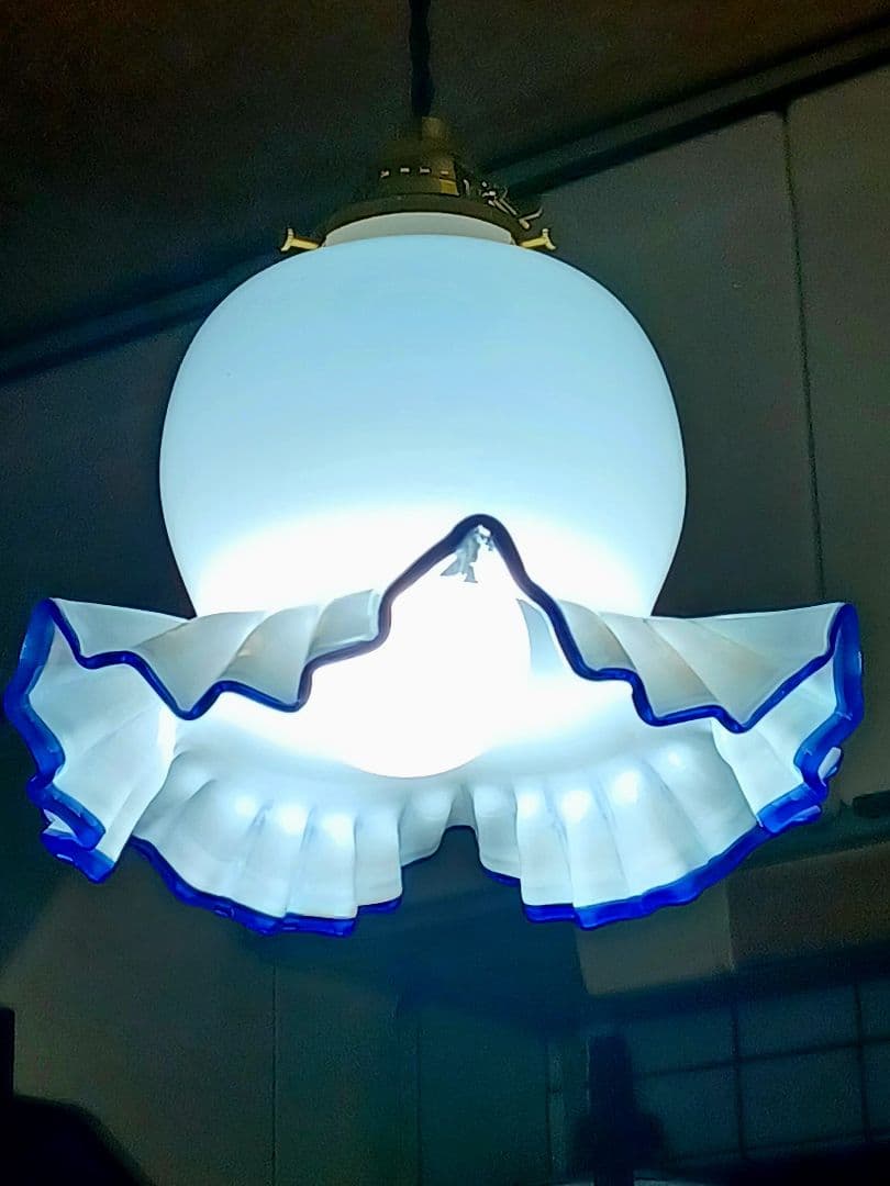 古いフリル色付きミルクホワイトガラスのペンダントライト