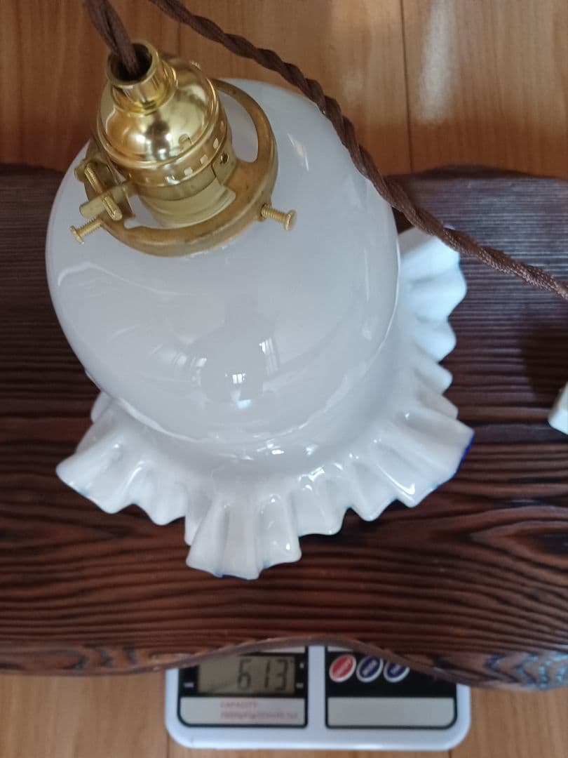 古いフリル色付きミルクホワイトガラスのペンダントライト