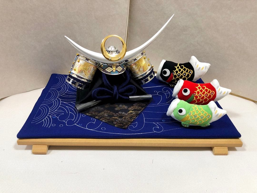 兜飾り・五月人形　シルバー兜と鯉のぼり