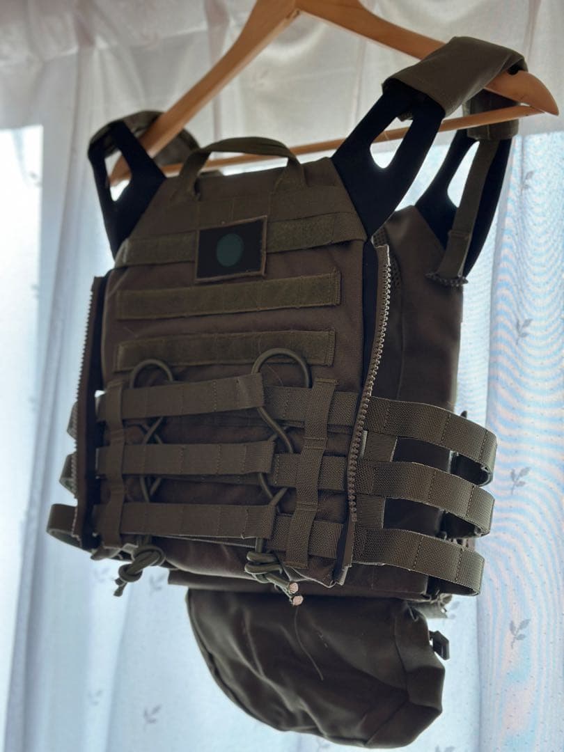 プレキャリ　タクティカルベスト　MOLLE