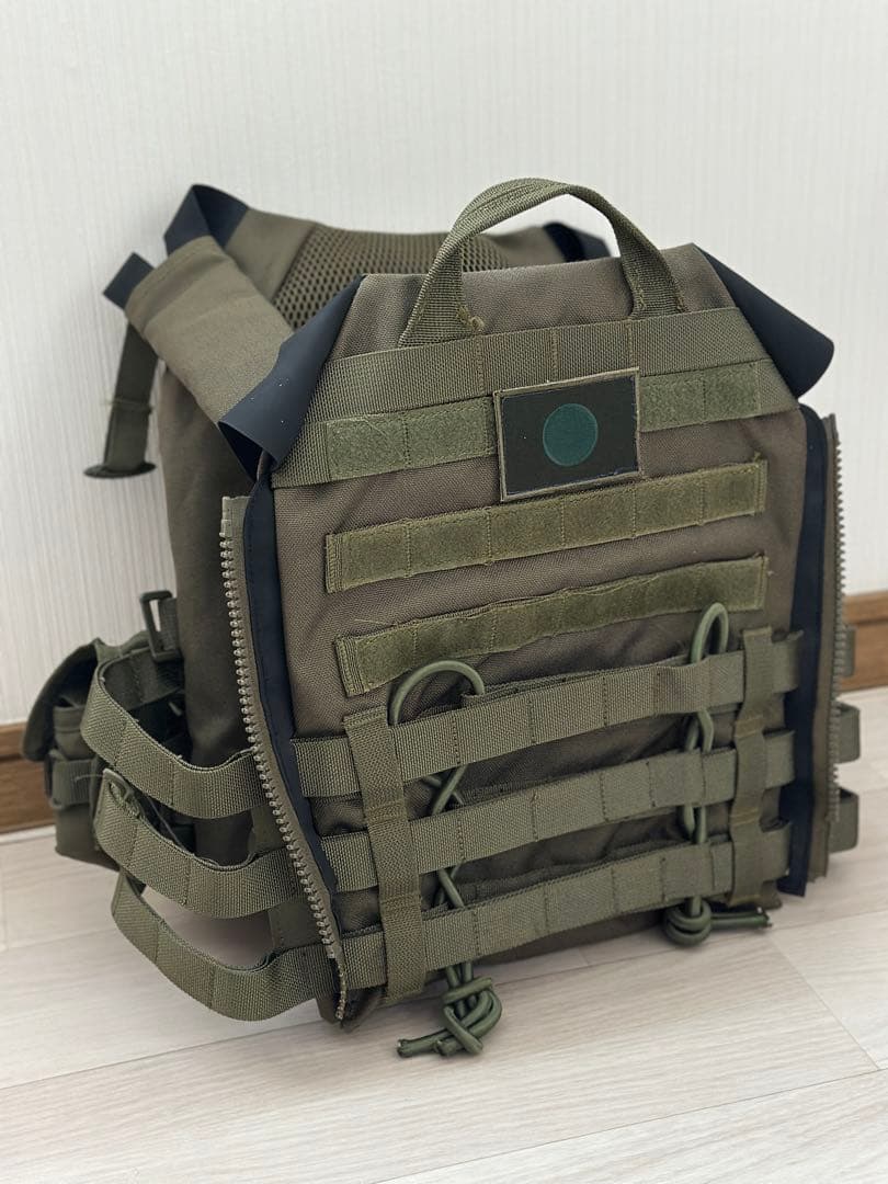 プレキャリ　タクティカルベスト　MOLLE