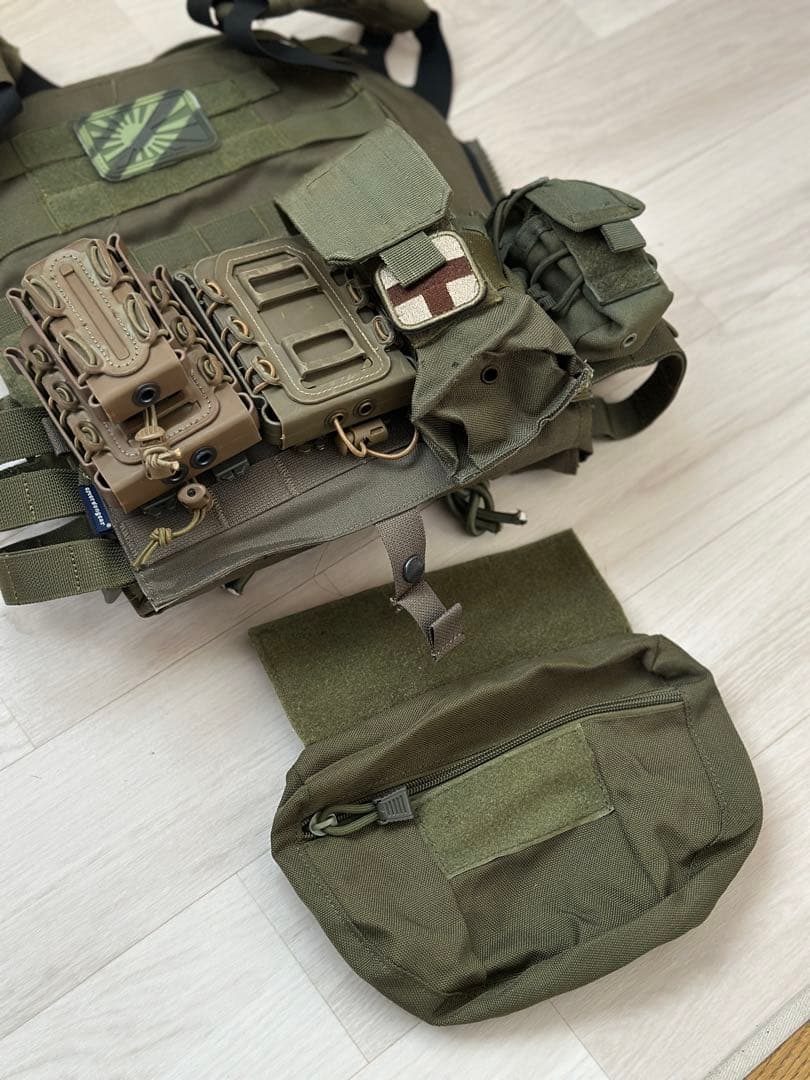 プレキャリ　タクティカルベスト　MOLLE