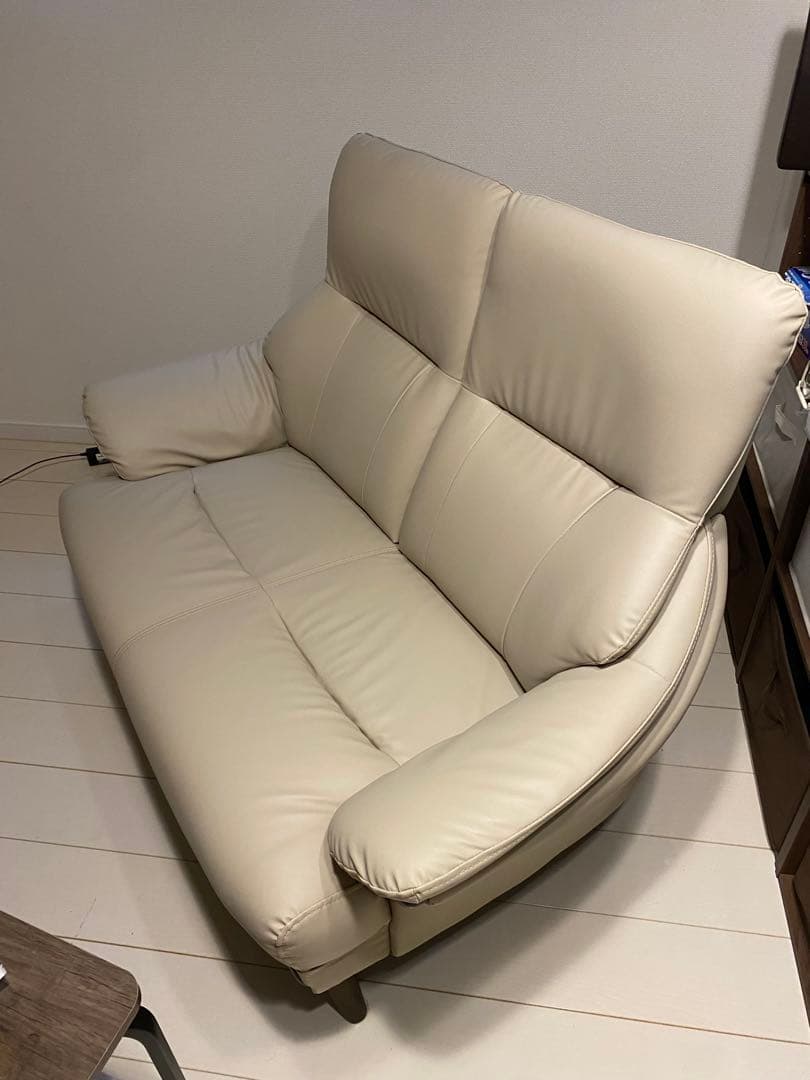 クリーム色 二人掛けソファ