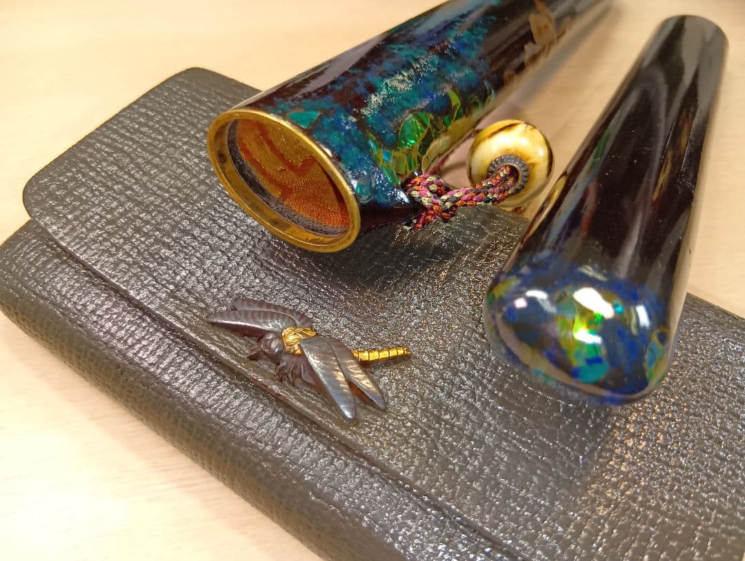 煙草入／蜻蛉前金具／草花図漆蒔絵螺鈿細工