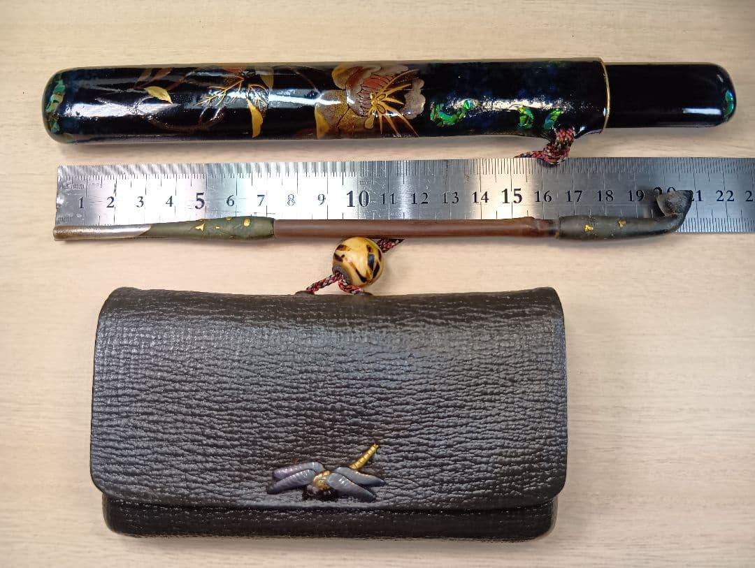 煙草入／蜻蛉前金具／草花図漆蒔絵螺鈿細工