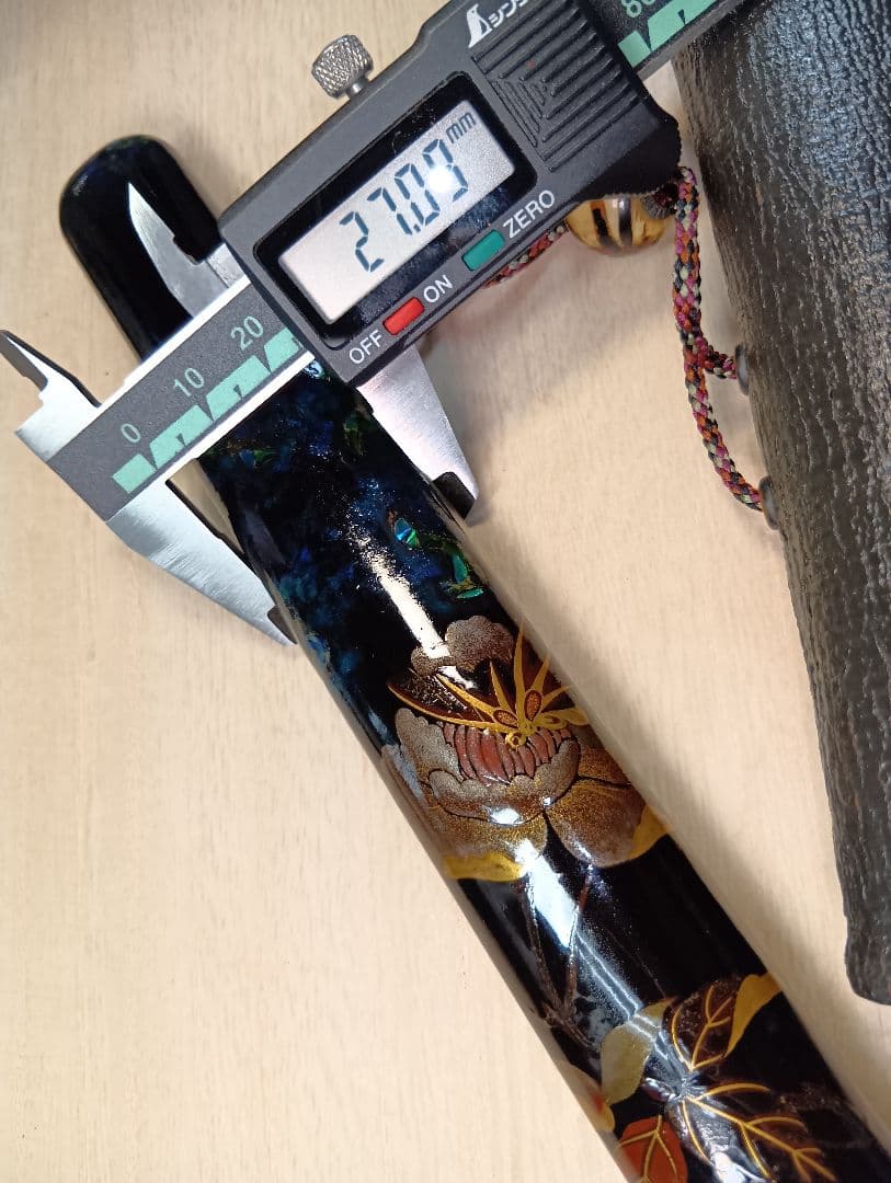 煙草入／蜻蛉前金具／草花図漆蒔絵螺鈿細工