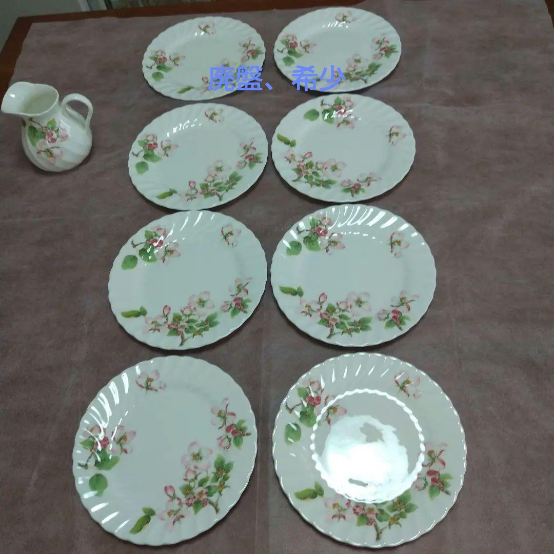 黒壺ウェッジウッドケーキ皿×8とミルクピッチャー