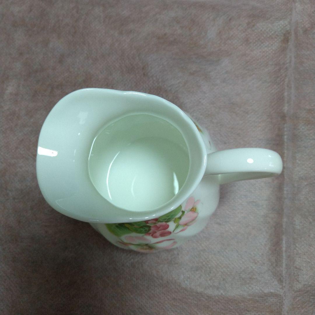 黒壺ウェッジウッドケーキ皿×8とミルクピッチャー