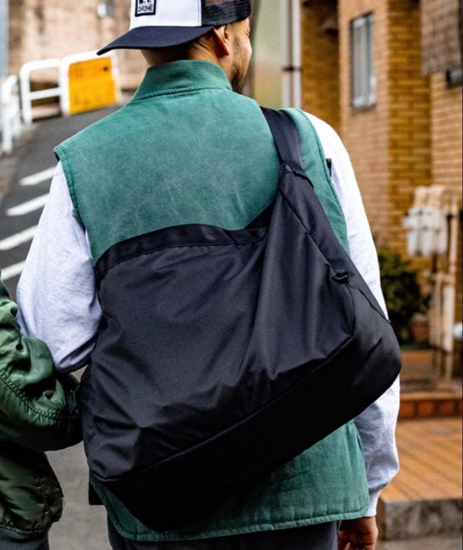 バッグ CHROME NEWSPAPER MESSENGER BLACK 26L