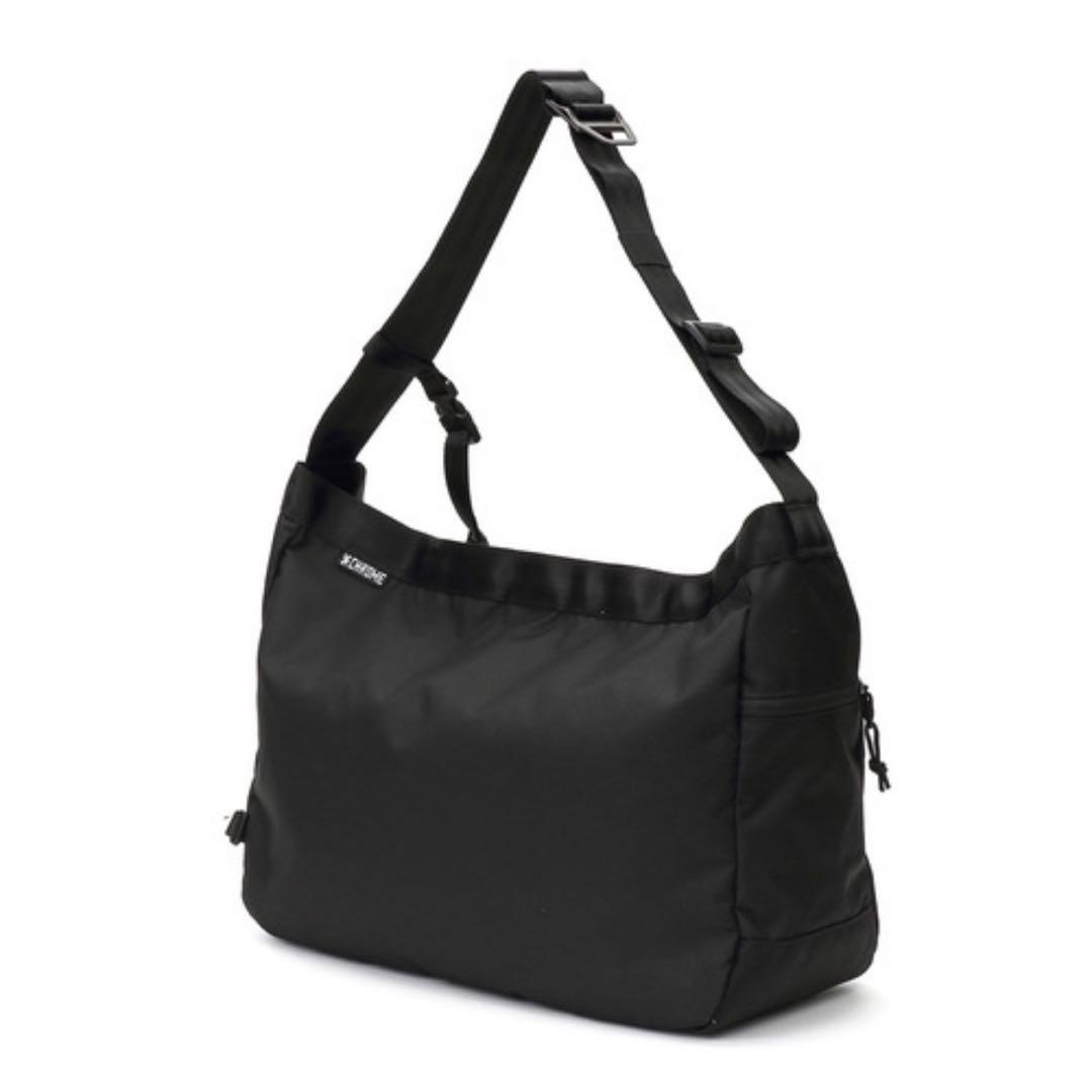 バッグ CHROME NEWSPAPER MESSENGER BLACK 26L