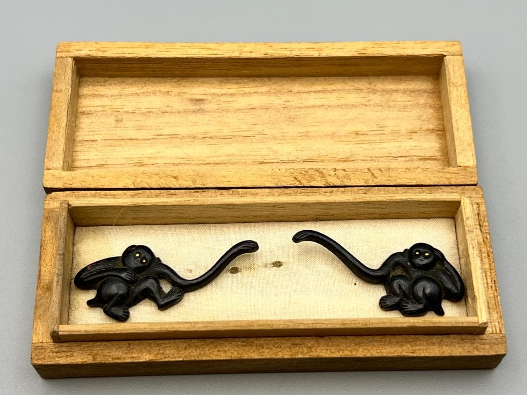 【海】江戸明治金工　長手猿図　金目　手彫　目貫一体　銅製鍍金　骨董品　箱付