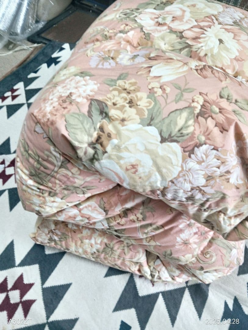 花柄ピンク羽毛掛け布団　ダウン90%　中羽毛1.4㌔　シングルサイズ