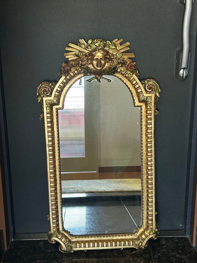 クラシックな金色の壁掛け鏡