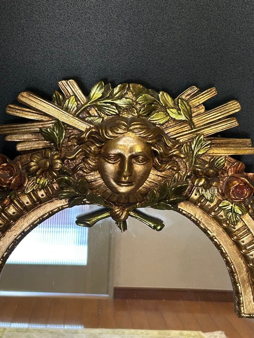 クラシックな金色の壁掛け鏡