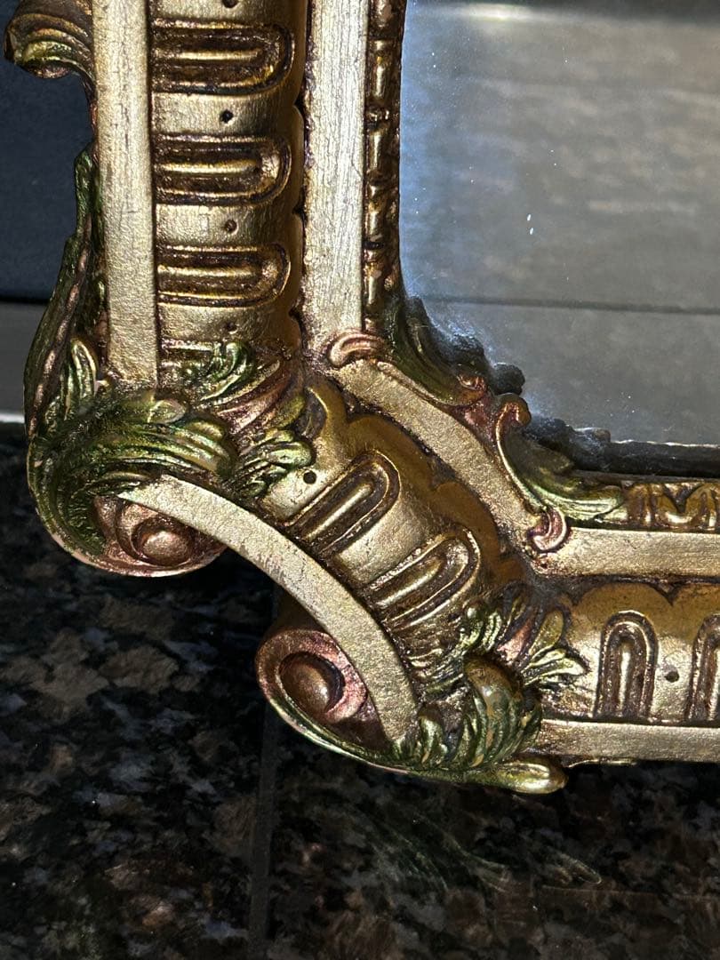 クラシックな金色の壁掛け鏡