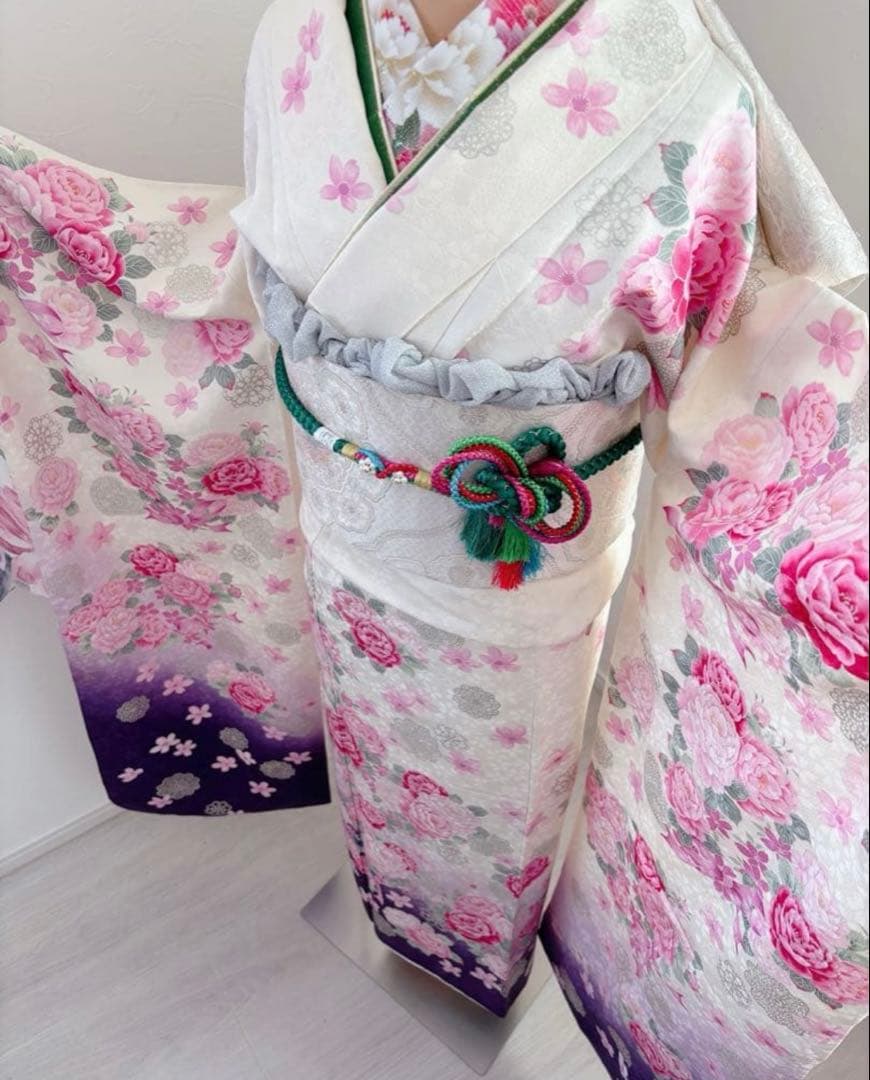 未使用に近い　正絹豪華振袖フルセット　薔薇　花柄　ホワイト　白地　成人式に