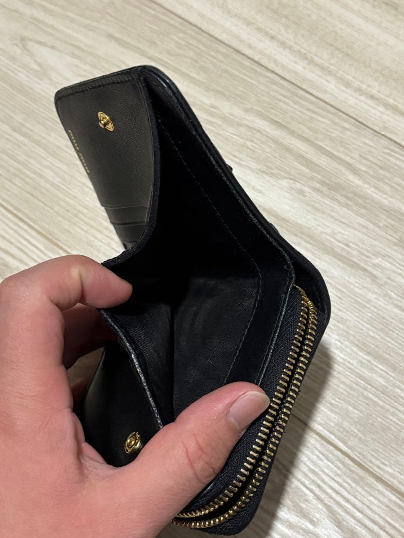 miu miu 黒 レザー 二つ折り財布