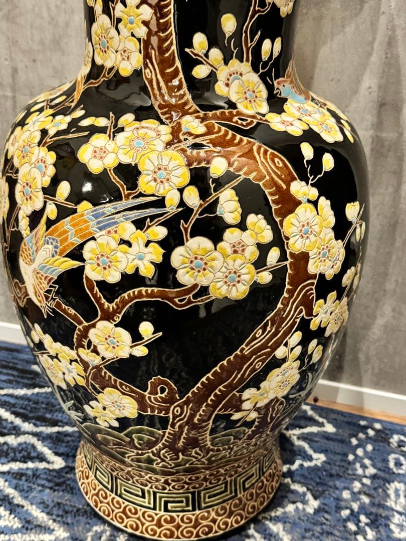 (39) 美しい東洋陶器の床置き花瓶。桜と鳥が描かれ彫刻されています。