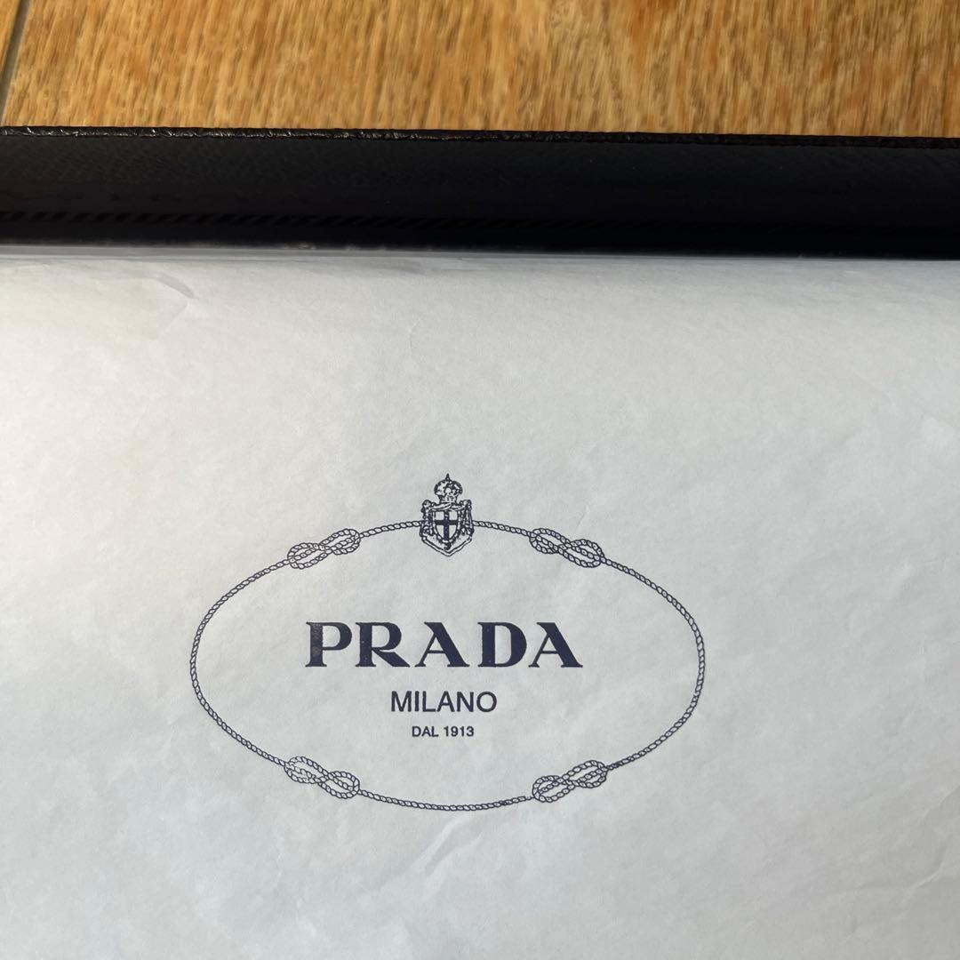 未使用　箱保証書付　PRADA 長財布　サフィアーノ　トライアングル　ネイビー