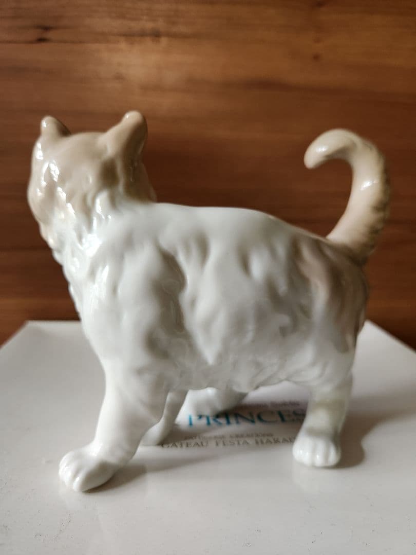 ホワイトとベージュ　猫　リヤドロ　NAO アンティーク　LLADRO 置物　陶器