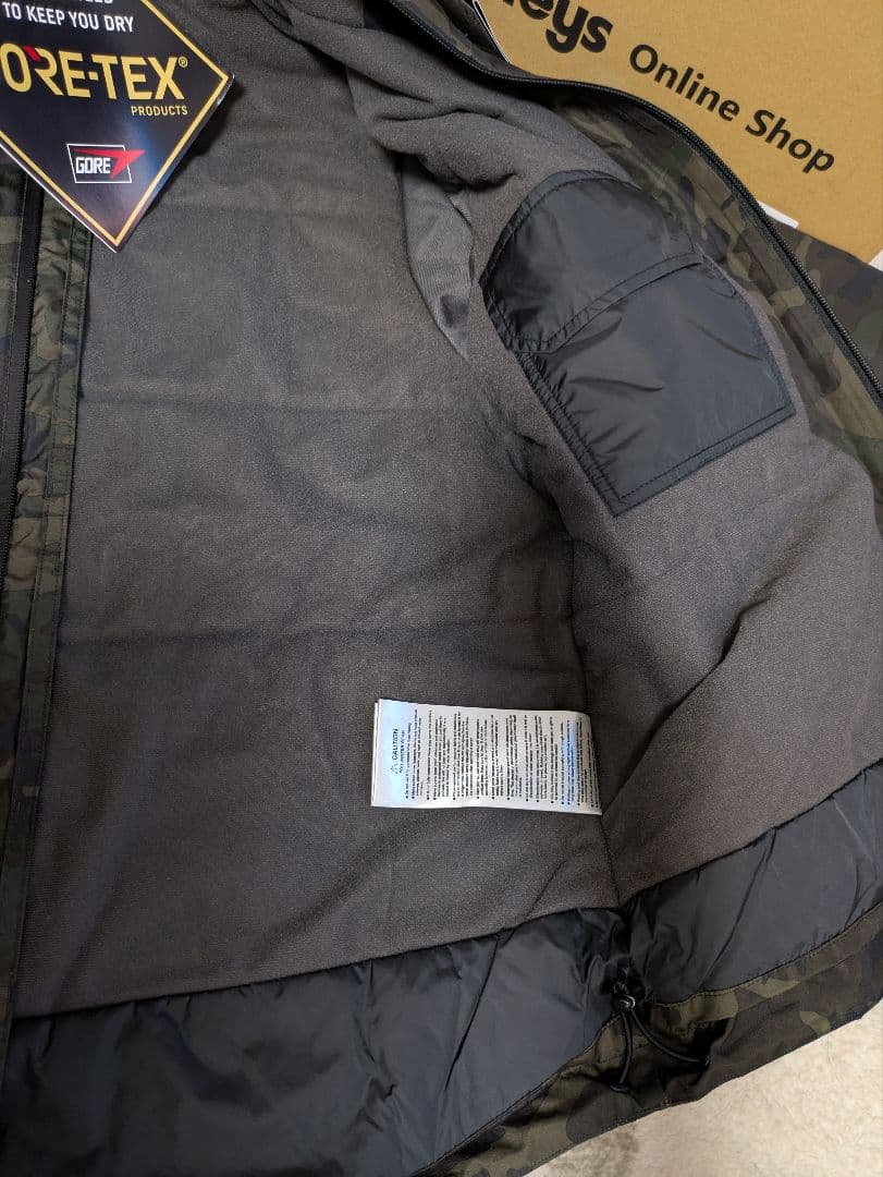 未使用 ダイワ　GORE-TEX ウィンター　フィッシングスーツ