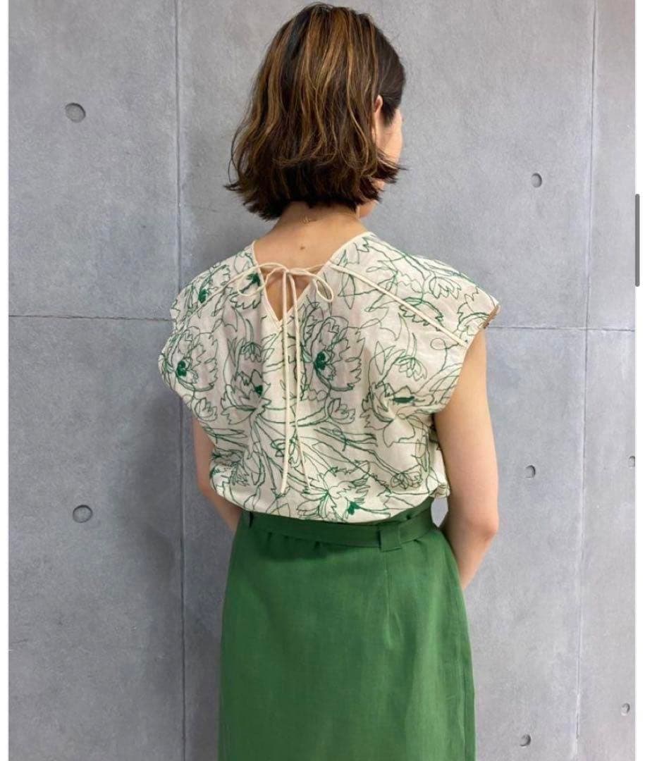 TOMORROWLAND ラインリーフエンブロイダリー キャップスリーブブラウス