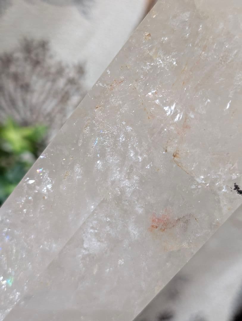 2412g 超巨大 虹あり　白水晶 六角柱マダガスカル産PS2