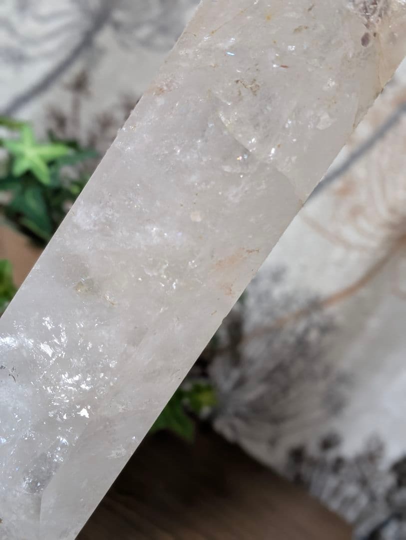 2412g 超巨大 虹あり　白水晶 六角柱マダガスカル産PS2