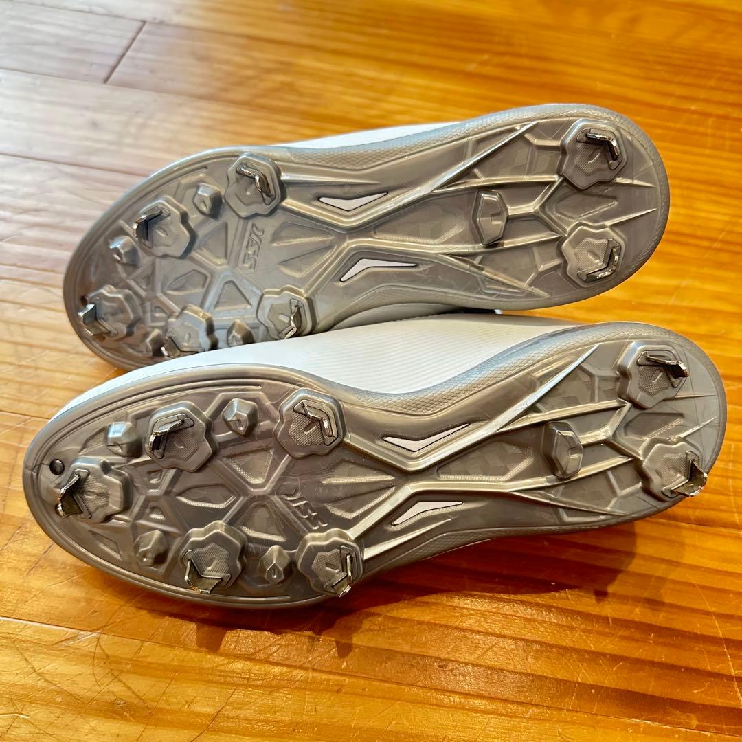 ホワイト スパイクシューズ