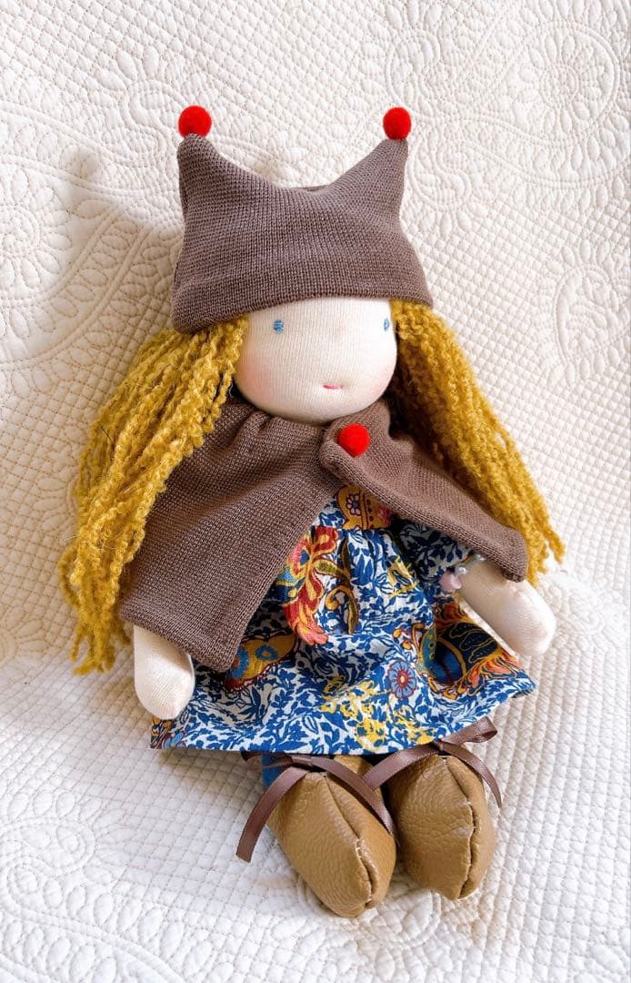 ウォルドルフ人形　ケープの女の子