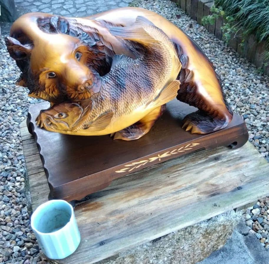 美品 クマと魚の大型木製彫刻 台付き