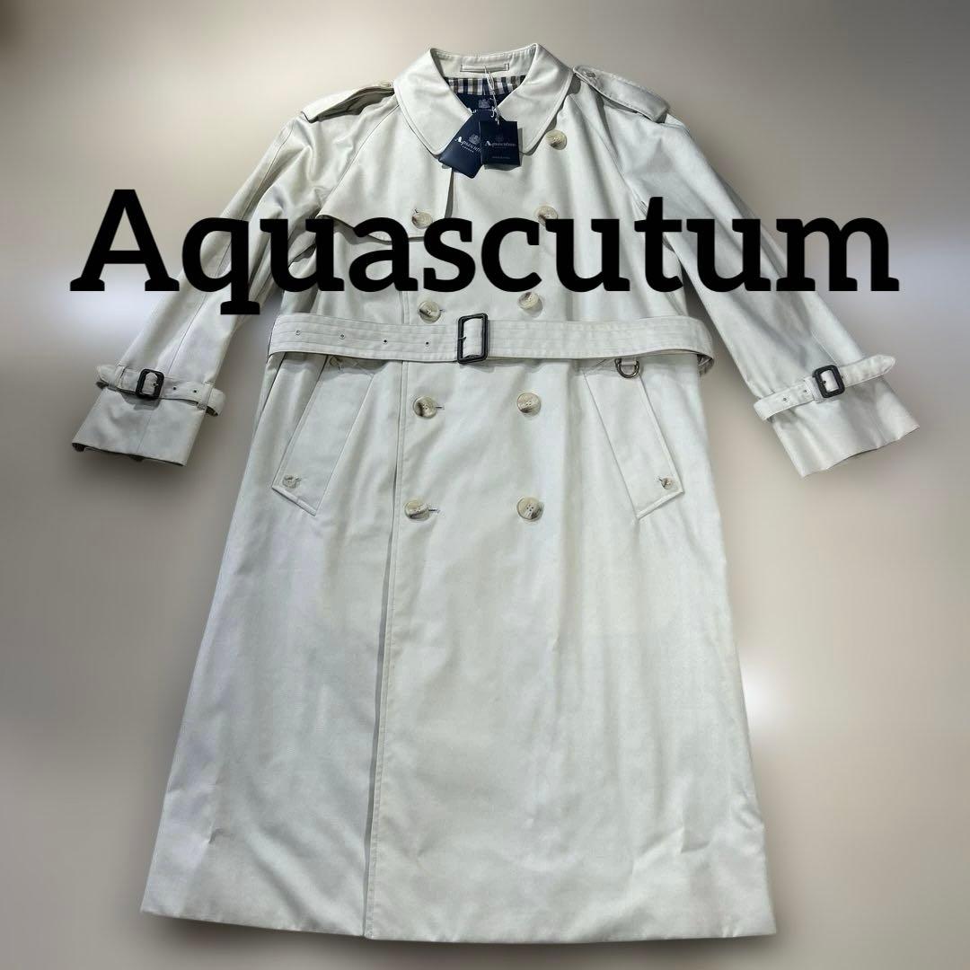 アクアスキュータム　ホワイト トレンチコート