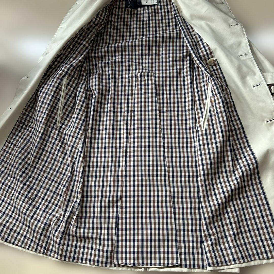 アクアスキュータム　ホワイト トレンチコート