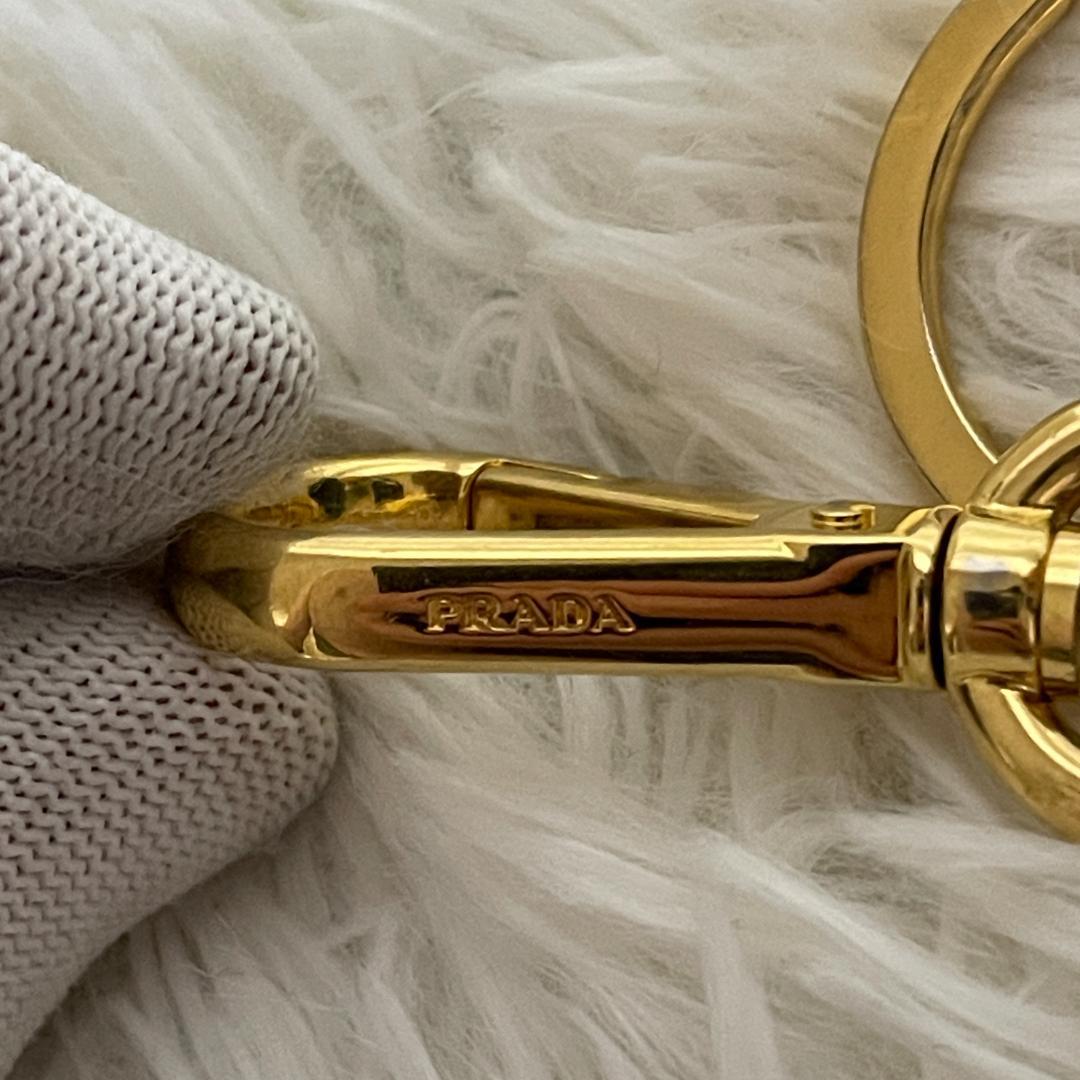 プラダ　ロゴ入り　ベア チャーム　クマ キーホルダー　ホワイト × ゴールド