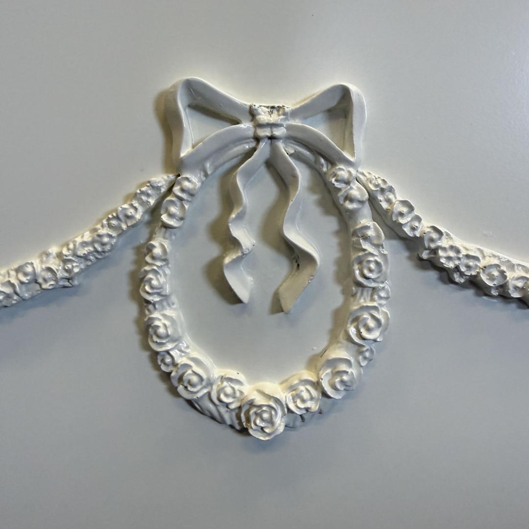 【新品】大人可愛い　アンティーク風　リボンレリーフ　木製ベッド　セミシングル