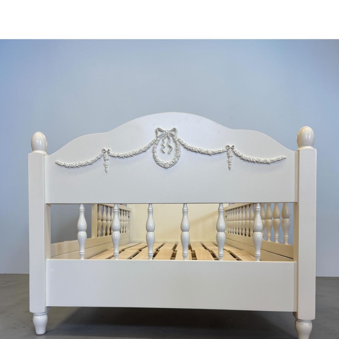 【新品】大人可愛い　アンティーク風　リボンレリーフ　木製ベッド　セミシングル