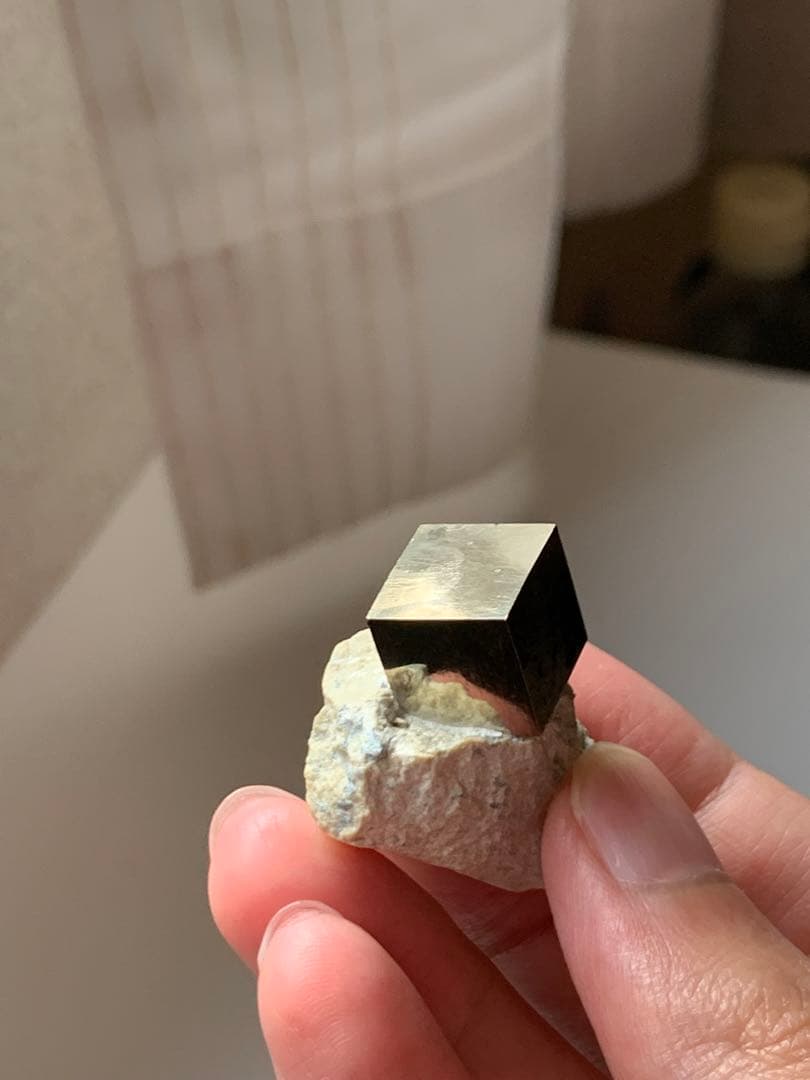 最上級！　パイライト　キューブ型原石　黄鉄鉱　鉱物標本　珍品　水石　根付　翡翠