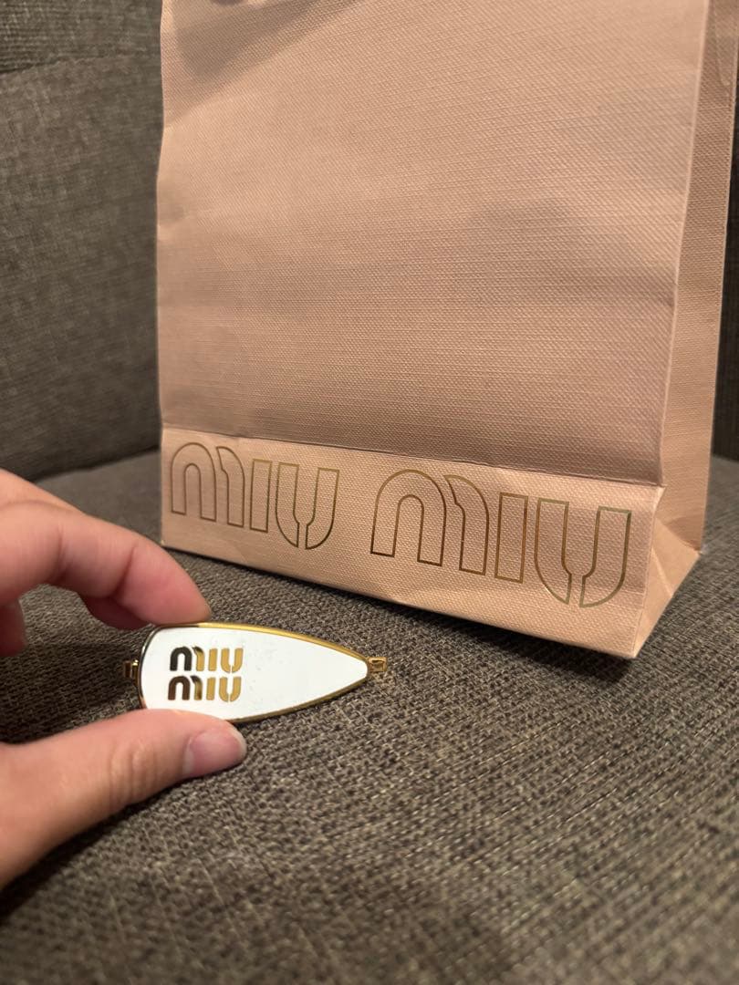 MIU MIU ヘアピン ホワイト ゴールド エナメル　ギフトボックス付き